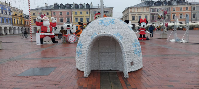 Bajkowa instalacja przed zamojski ratuszem