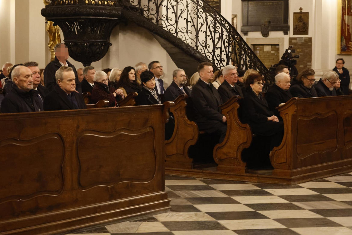 Jarosław Kaczyński z posłami na mszy św. w intencji Barbary Skrzypek