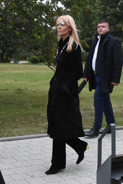 Agnieszka Woźniak-Starak ze znajomymi idzie na premierę filmu "Ukryta gra"