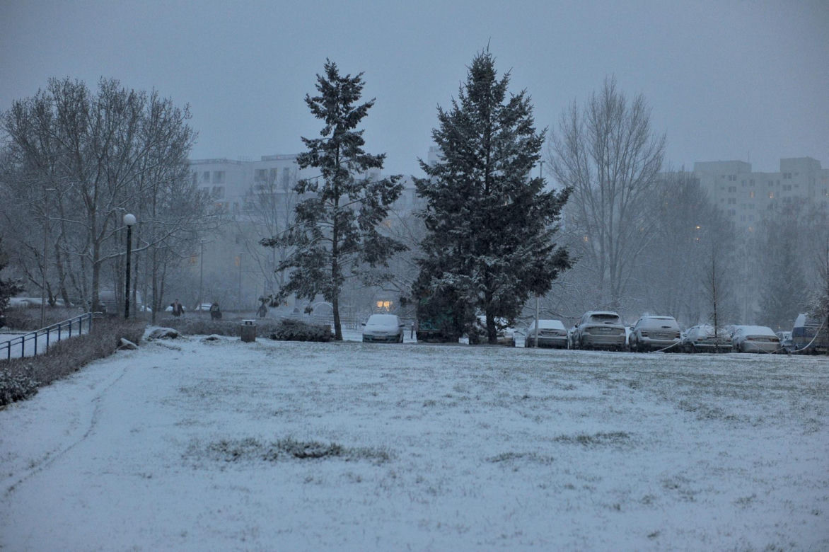 Totalny atak zimy nadciąga do Warszawy. Nawet 15 cm śniegu i silne wichury. Przeszywające zimno