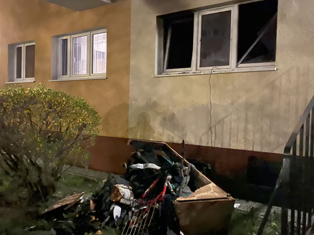 Kłęby dymu i ogromny smród. Kawalerka na Ochocie stanęła w ogniu