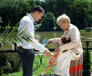 M jak miłość po wakacjach. Barbara (Teresa Lipowska), Ania (Weronika Wachowska), Tomek (Andrzej Młynarczyk)