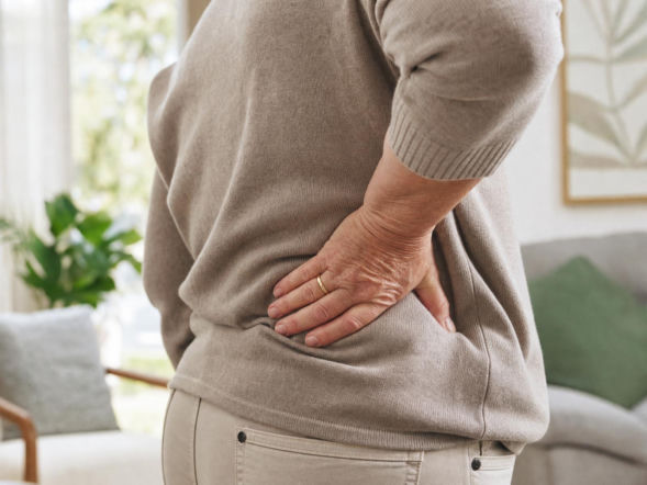 Pierwsze objawy osteoporozy często są niezauważalne. Zmiana sylwetki i ból pleców mogą być sygnałem, że kości słabną