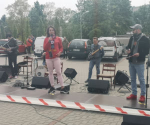 Koncert na parkingu Szpitala Dziecięcego w Olsztynie