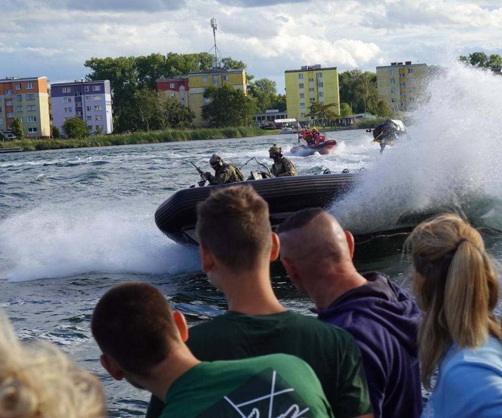 Komandosi na pędzących motorówkach podczas pokazów w Dziwnowie. O Festynie Komandosa przeczytasz na SE Portal Obronny.