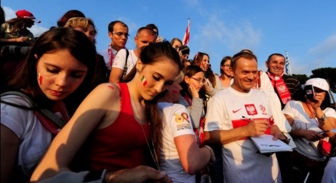 TUSK we WŁOSZECH szalał na BOISKU. DRUŻYNA TUSKA pokonała Włochów 7:2. Premier strzelił GOLA