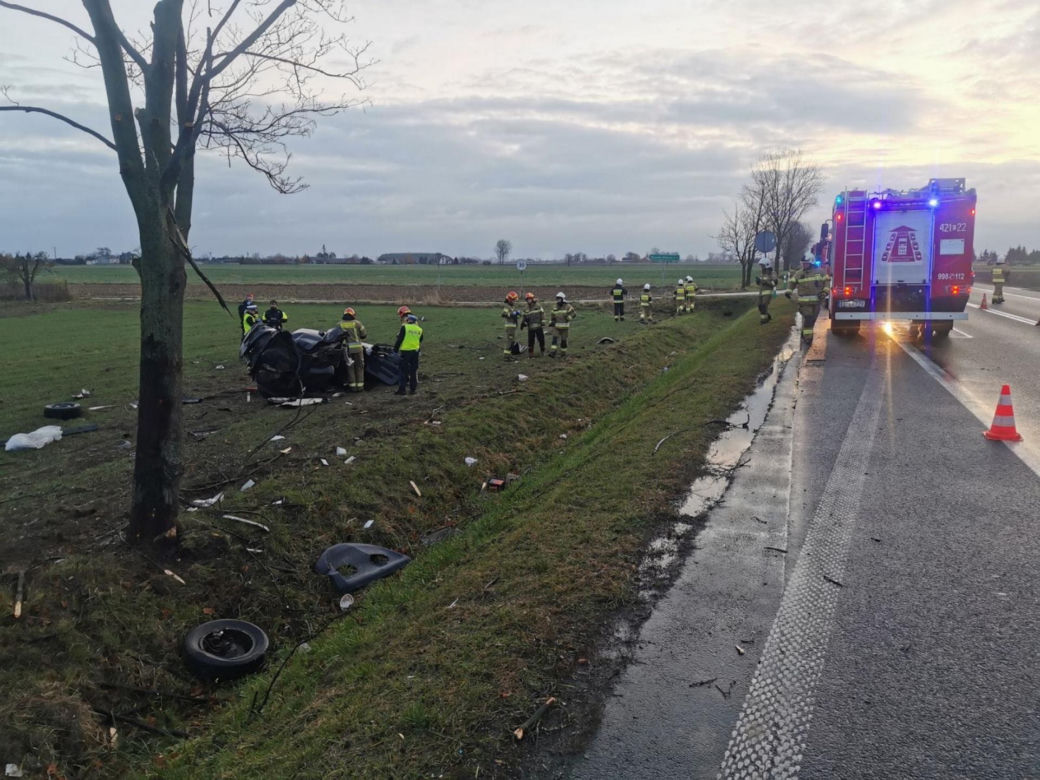Śmiertelny wypadek pod Kutnem! Rozerwany na strzępy opel znaleziony na polu [ZDJĘCIA]