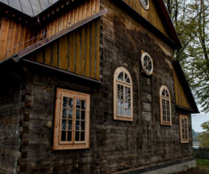 Ksiądz robi na drutach żeby ratować kościół