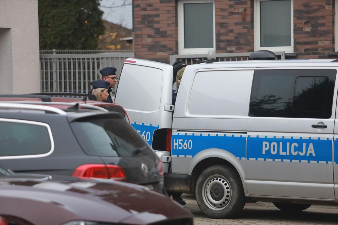Brutalne morderstwo w Mławie. Odciął swojej siostrze głowę dwoma nożami. Jej ciało znalazły malutkie dzieci