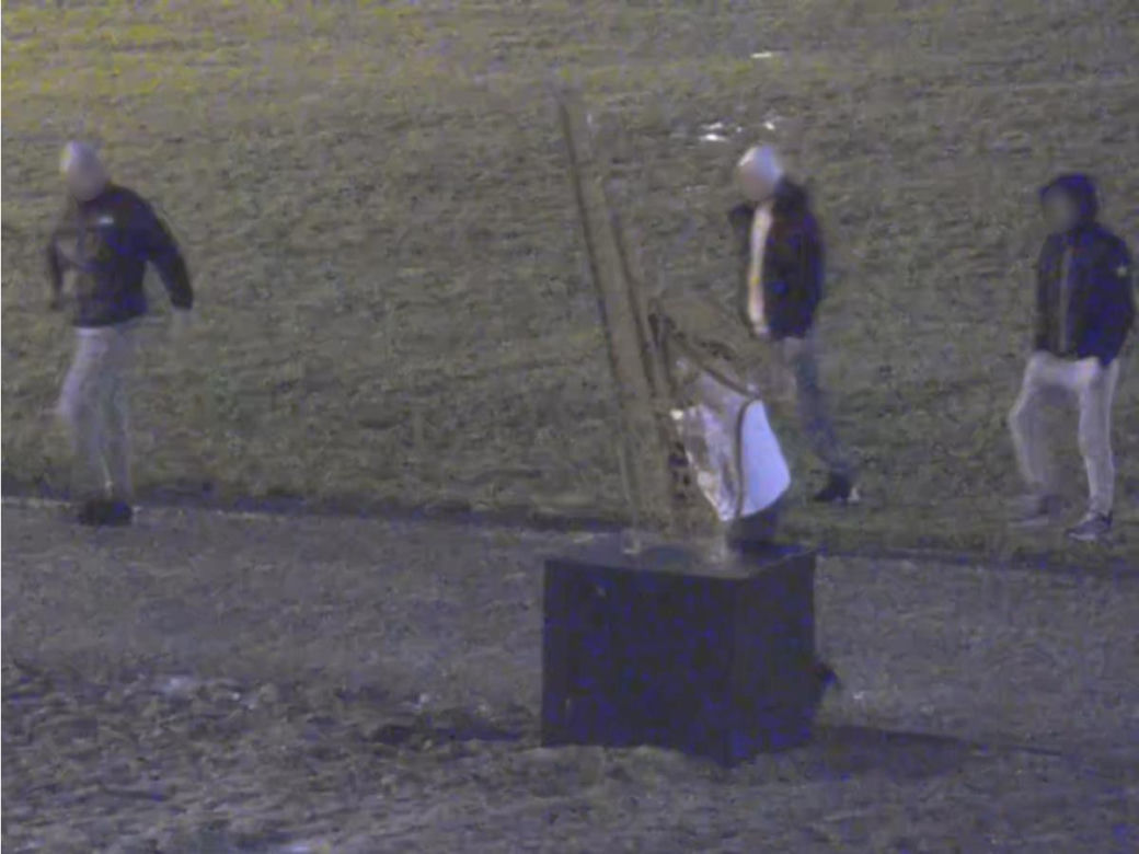 Najpierw zabrał się za gitarę, potem skopał saksofon. Wszystko nagrała kamera