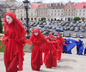 Wdowy milcząco przeszły przez Lublin. Był to protest przeciwko budowie kopani węgla przy Poleskim Parku Narodowym