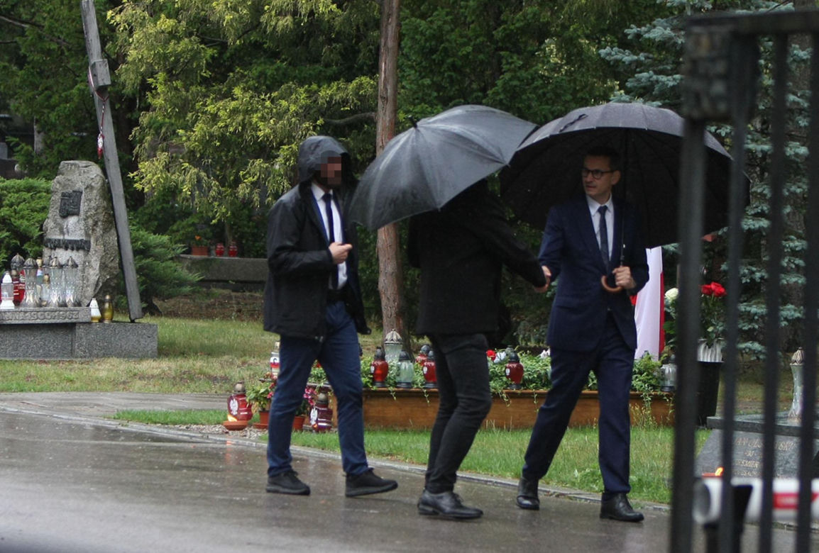 Morawiecki pod ochroną na miesięcznicy 