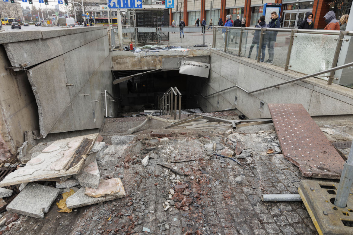 Autobus wjechał w przejście podziemne. Jedna osoba zginęła, trzy zostały ranne