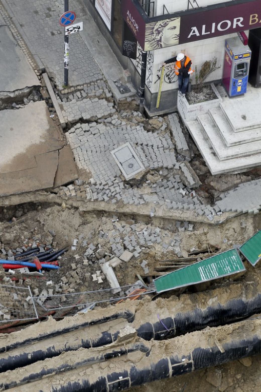 Warszawa: WYRWA w jezdni na budowie II linii metra - skrzyżowanie ulic Marszałkowskiej i Szkolnej