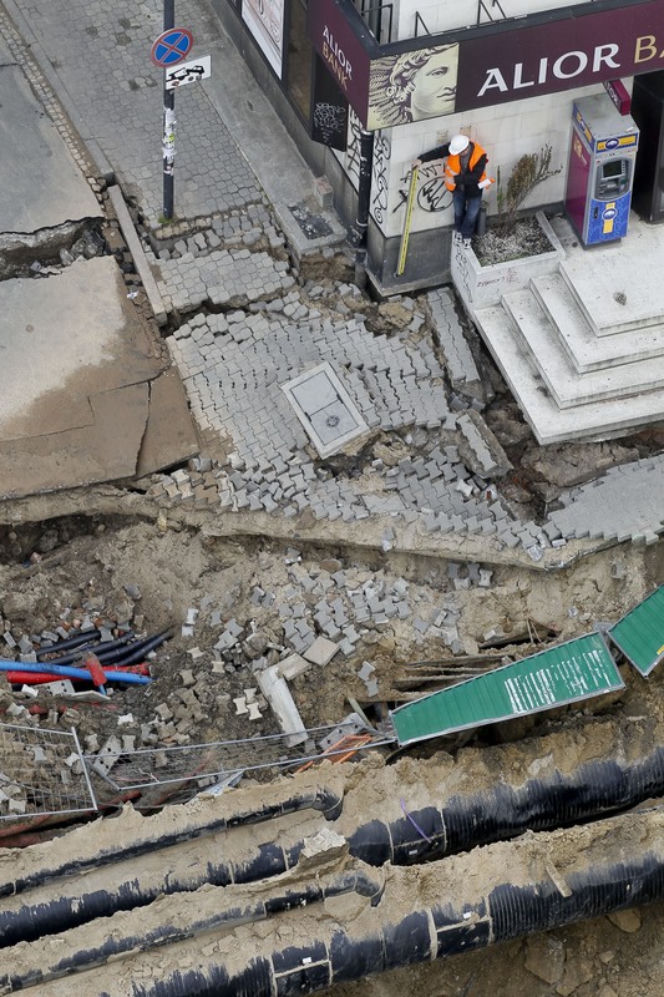 Warszawa: WYRWA w jezdni na budowie II linii metra - skrzyżowanie ulic Marszałkowskiej i Szkolnej