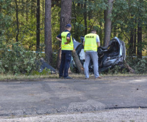 Nastolatkowie roztrzaskali się w lesie