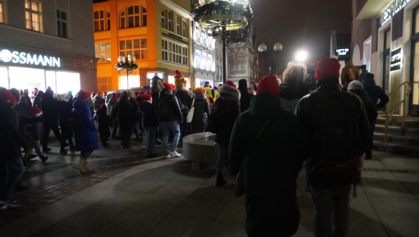 Święta w Olsztynie odpalone! Na Starym Mieście rozbłysła piękna choinka [ZDJĘCIA]