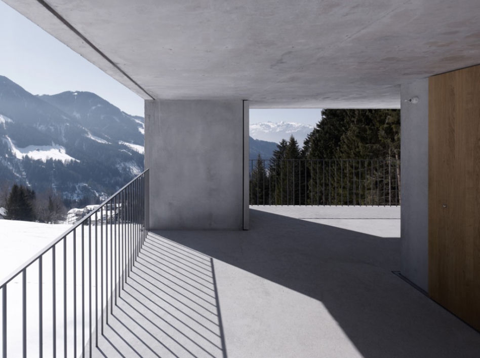 Widok z tarasu na góry; betonowa wieża projektu Marte.Marte Architekten. Fot ©Marc Lins, materiały prasowe Mies van der Rohe Award