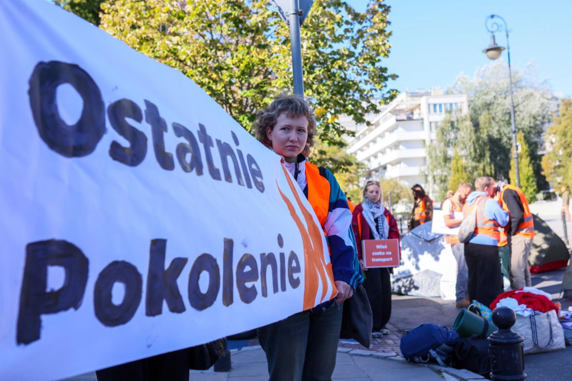Ostatnie Pokolenie rozbiło namioty przed Sejmem. Domagają się prac nad ustawą o transporcie publicznym