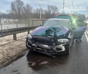 Demolka kołem z ciężarówki. Rozbita toyota i mercedes w Markach