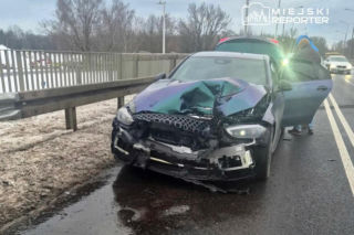Demolka kołem z ciężarówki. Rozbita toyota i mercedes w Markach