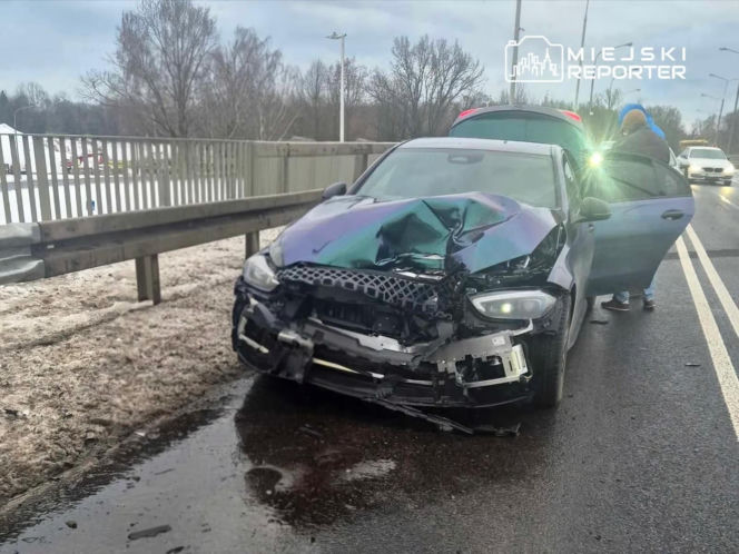 Demolka kołem z ciężarówki. Rozbita toyota i mercedes w Markach