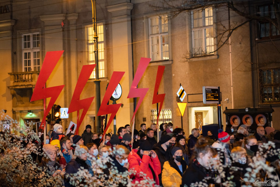 Kraków: "Ani jednej więcej". Protest po śmierci ciężarnej Izabeli z Pszczyny