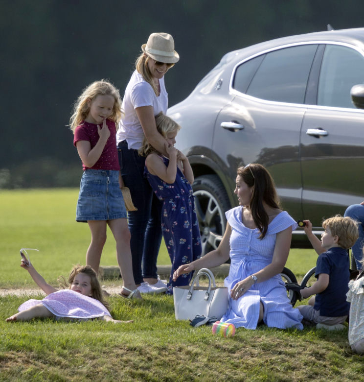 Wiemy co księżna Kate nosi w torebce