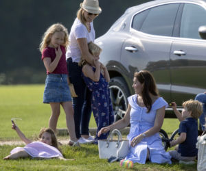 Wiemy co księżna Kate nosi w torebce