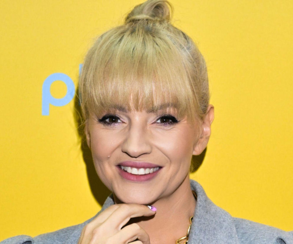 Uśmiechnięta Dorota Szelągowska na żółtym tle. O jej problemach wizerunkowych przeczytasz na VOX FM.