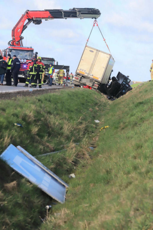 Straszny wypadek na autostradzie A4. Bus przygnieciony przez ciężarówkę, trzy osoby nie żyją 