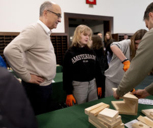 Włodzimierz Czarzasty robi budki dla ptaków Sejm/Piotr Tracz