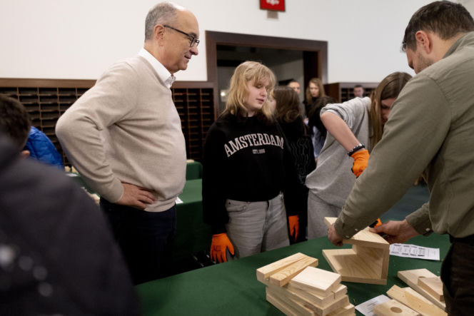 Włodzimierz Czarzasty robi budki dla ptaków Sejm/Piotr Tracz