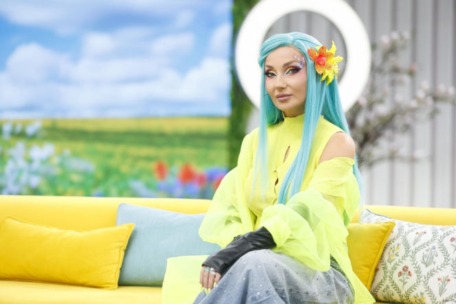 Cleo w niebieskich włosach