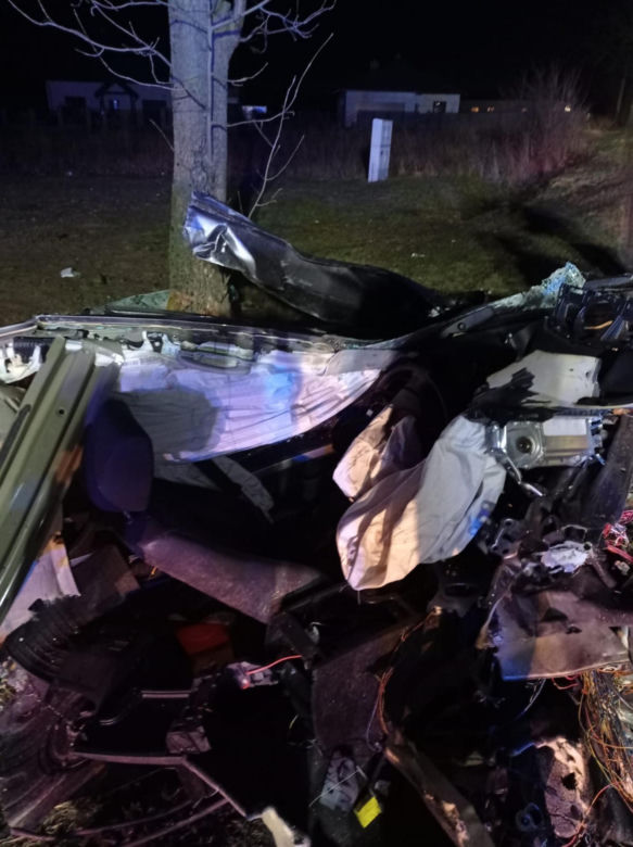 BMW rozpadło się na pół pod Pabianicami. Kierowcy nic się nie stało