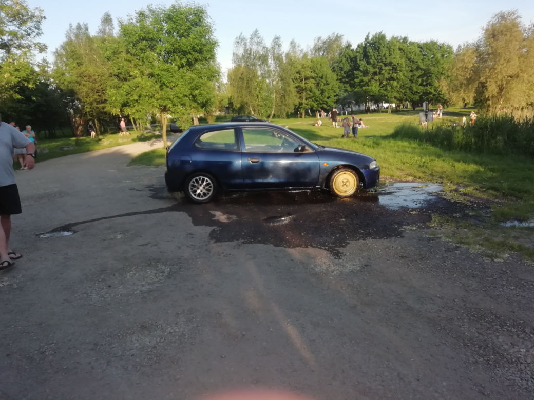 Samochód "wykąpał się" na Bagrach - i to dosłownie!