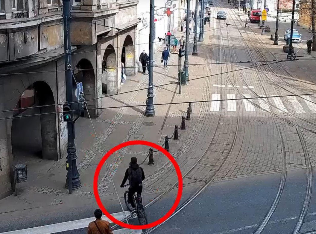 Policjanci wypatrzyli na miejskim monitoringu w centrum Bydgoszczy prawie 100 rowerzystów. W każdym przypadku coś było nie tak