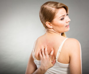 Suche włosy i swędząca skóra po kąpieli? To może nie być wina kosmetyków