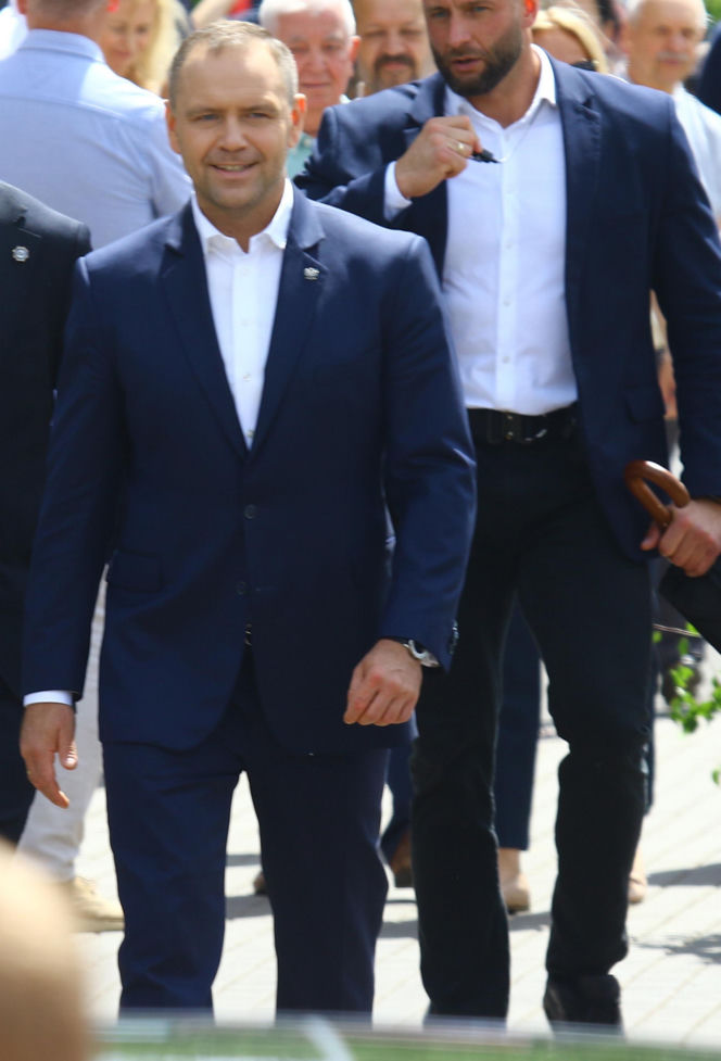 Nawrocki na procesji z rodziną
