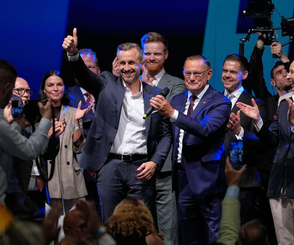 Liderzy AfD w otoczeniu polityków świętują zwycięstwo w wyborach. O sukcesie partii w Niemczech przeczytasz na SE.