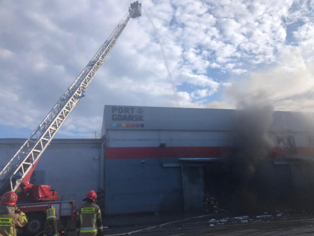 Pożar na terenie Portu Gdańsk. Kłęby dymu widać z wielu kilometrów