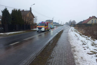 21-latek pędził luksusowym Infiniti na złamanie karku. Dachował i może mówić o dużym szczęściu