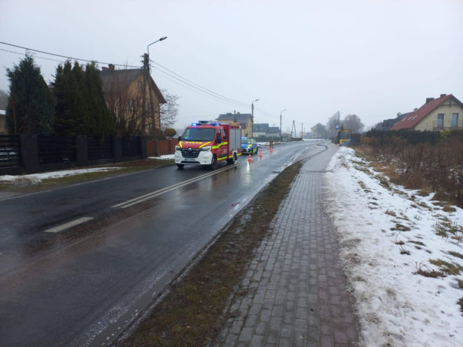 21-latek pędził luksusowym Infiniti na złamanie karku. Dachował i może mówić o dużym szczęściu