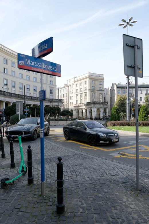 Zwężone ulice na placu zbawiciela