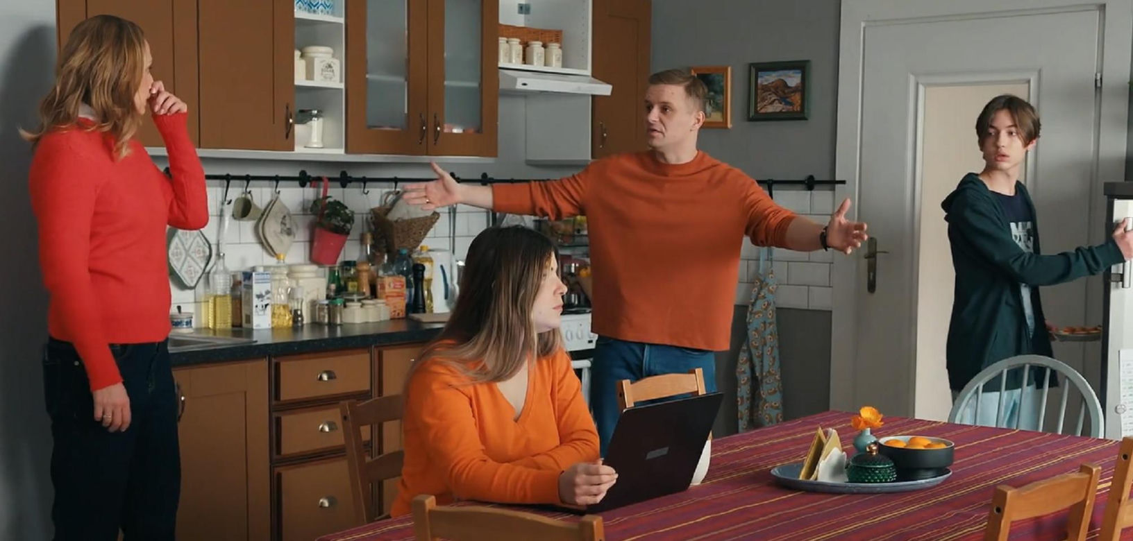 Barwy szczęścia odc. 3380. Agata (Natalia Zambrzycka), Asia (Anna Gzyra), Hubert (Marek Molak), Emil (Artem Malaszczuk)