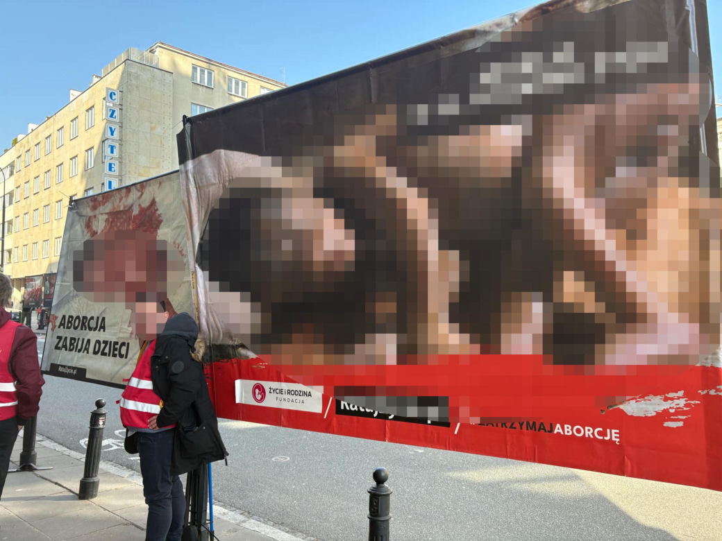 Dziennikarka „Super Expressu” oblana farbą i wyrzucona z pikiety antyaborcjonistów. „Wynocha z mojego zgromadzenia!”