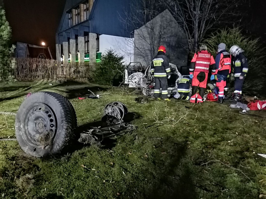 POWAŻNY WYPADEK w Nawojowej. Z samochodu  niewiele zostało. TRZY OSOBY w szpitalu