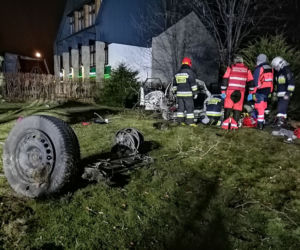 POWAŻNY WYPADEK w Nawojowej. Z samochodu  niewiele zostało. TRZY OSOBY w szpitalu