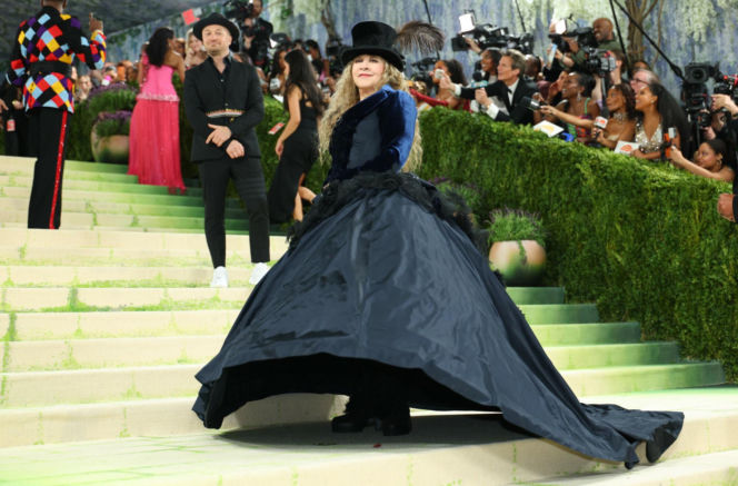 Stevie Nicks pierwszy raz w historii na Met Gali! Artystka pojawiła się w stroju z... sieciówki!