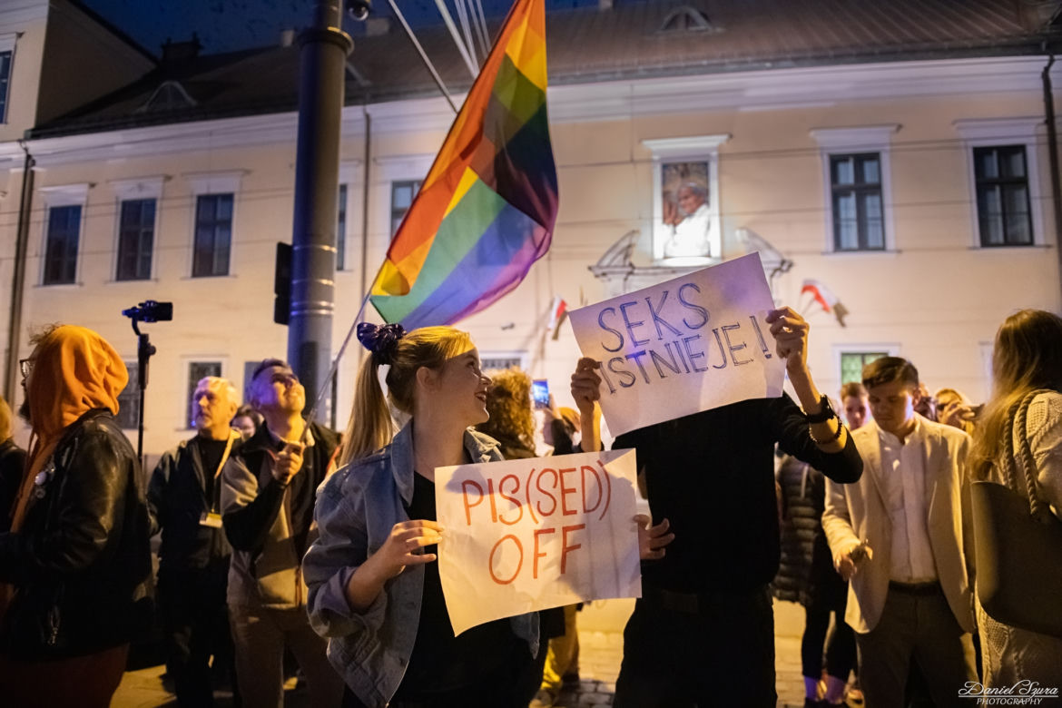 Tańczący protest pod krakowską kurią